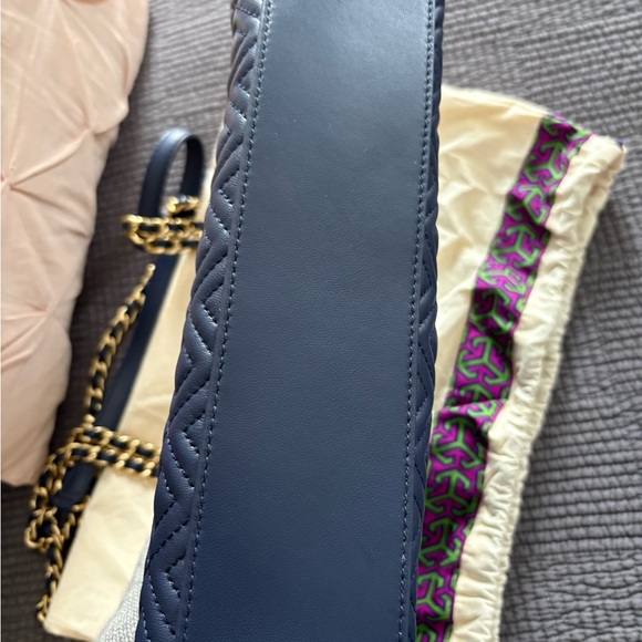 Tory Burch Navy Quilted Shoulder Bag with Gold Chain - Medium Fleming Bag - Picture 4 of 14